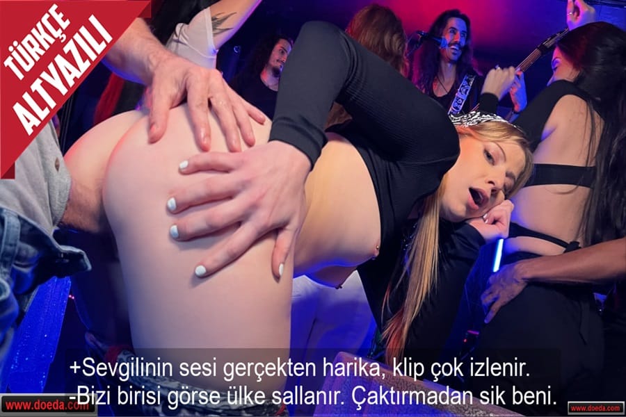 Ünlü Müzisyenin Yeni Şarkısı İçin Klipte Oynayan Kız Yönetmenle Sikişti